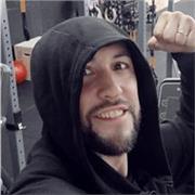 Licenciado en Ciencias del Deporte, ofrece clases de entrenamiento personal, online y domicilio, en la zona sureste de Madrid. Especialista en entrenamiento de fuerza, pérdida de peso y recomposición corporal